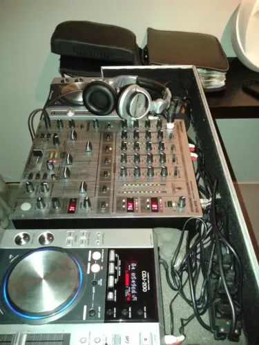 CDJ PIONNER 200S MIXER BERINGHER 700 5 CANAIS NO CASE