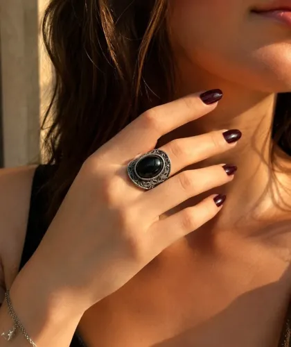 Anel Vintage com Pedra Negra Oval (Estilo Ônix)