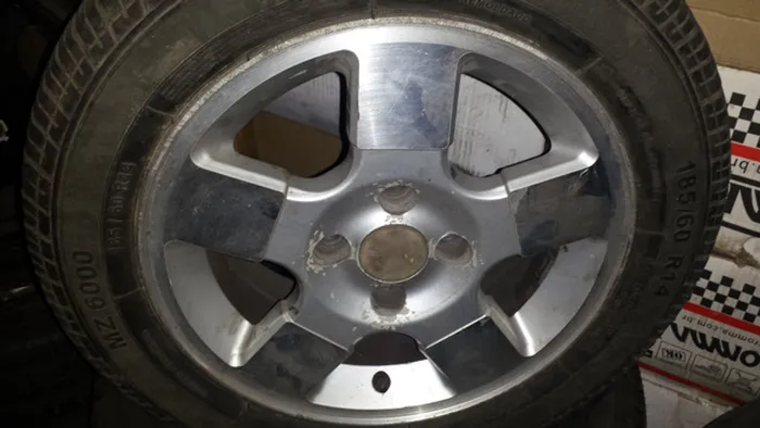 Roda aro 14 VW Parati Turbo Prata com Pneu 185 60 14 usado
