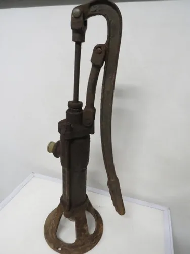 Bomba D`água antiga de Ferro