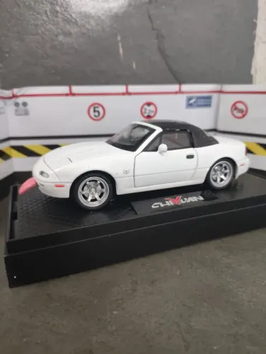Miniatura Mazda MX-5 Conversível 1:32 15cm com luzes