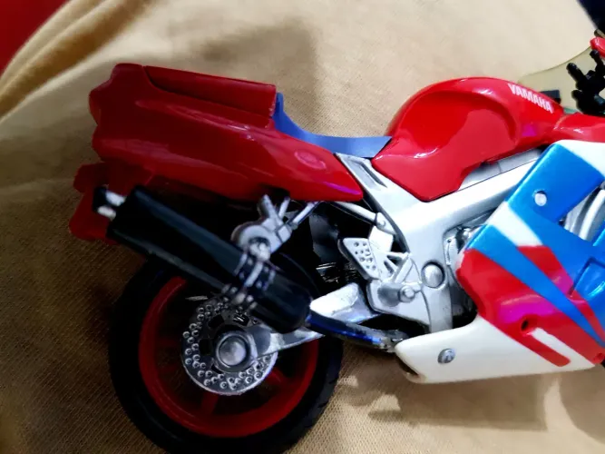 YAMAHA FZR 600R MINIATURA COLECIONÁVEL EIS