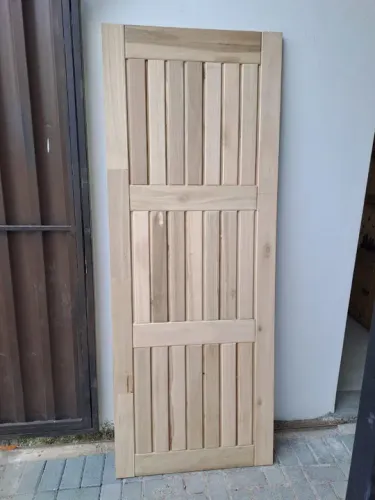 Porta de Madeira Maciça de Eucalipto Crua 