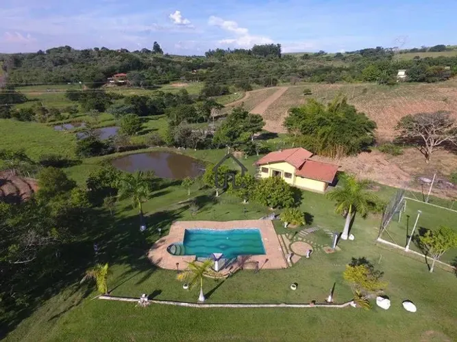 Sítio à venda no Condomínio Colinas do Atibaia.
