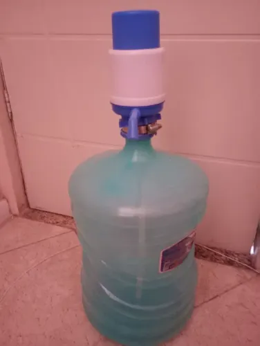 Galão de 20 litros e Bomba d'água ideal para sua cozinha!
