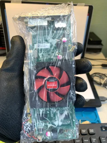 Placa de vídeo AMD Radeon com cooler vermelho 