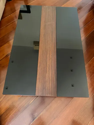 Mesa de centro em madeira e vidro