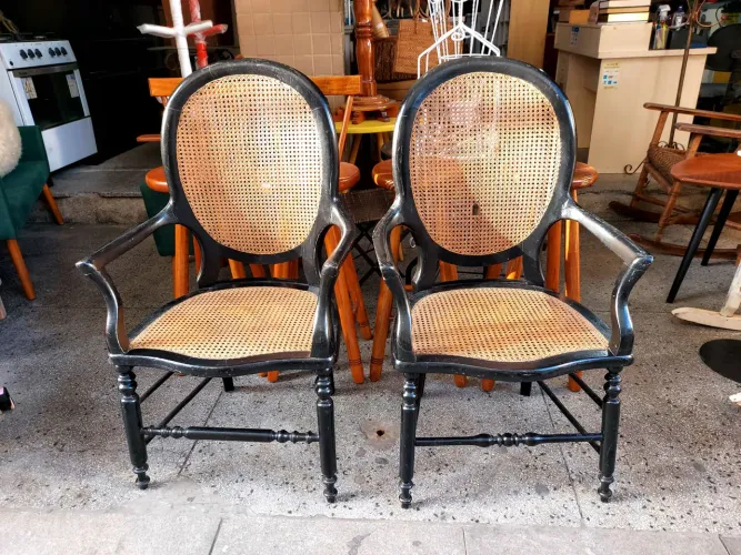 Par de Cadeiras antigaa medalhão Clássicas com Detalhes em Palhinha