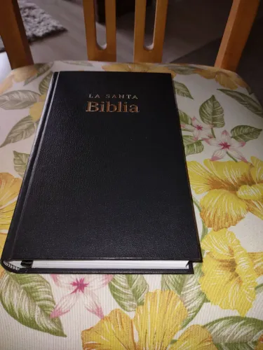 Bíblia em Espanhol - média - Sociedade trinitariana