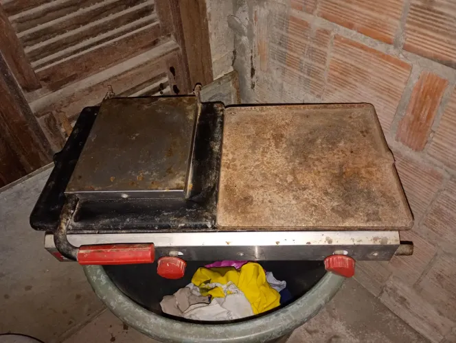 Chapa a gás com prensa usada