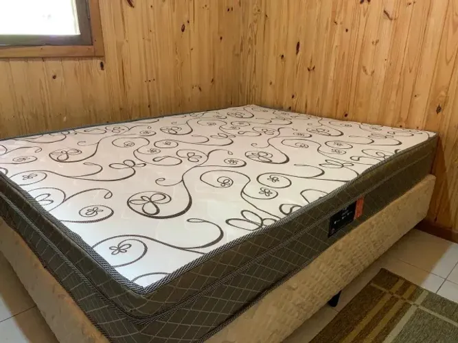 Colchão de molas casal tamanho padrão 138 cm de largura sem uso