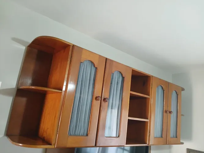 Armário de madeira com portas de vidro