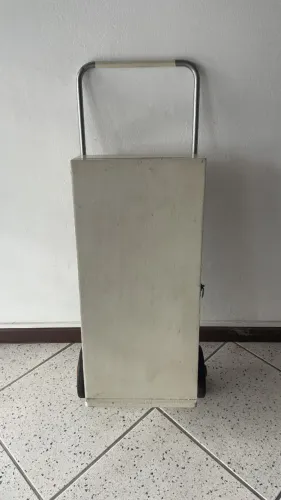 Caixa de madeira com Carrinho - Pesca. Ferramentas...