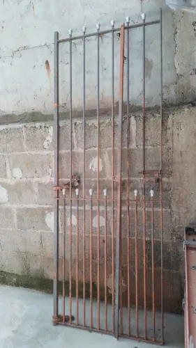 Portão Social de Ferro.
