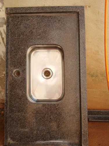 Pia em granito de 1m x 0,60 cuba em aço inox