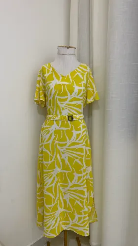 Vestido longo com fendas ao lado 