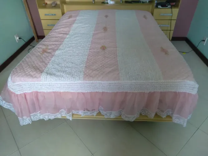 Colcha Casal organza Metalasse Bordada retrô anos 60. 2m x 1,50. Perfeita, pouco uso. 