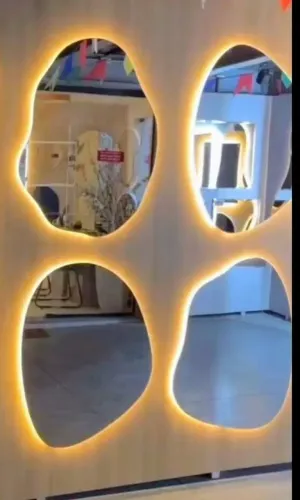 Painel Decorativo com Espelhos e Iluminação