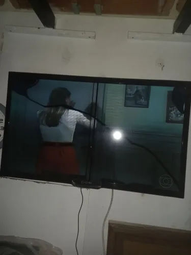 Tv cce 32  funcionando,mais a tela está trincada.