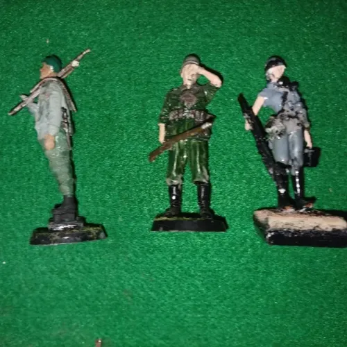 bonecos militares alemas,ingleses,chineses etc. para venda 