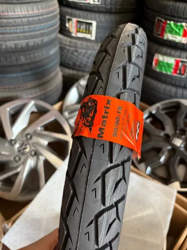 Pneu de Moto Matrix 90/90-18 SEM CÂMARA 