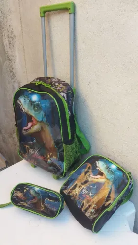 Kit Mochila infantil de Rodinhas+ Lancheira + Bolsinha para lápis tema Dinossauro