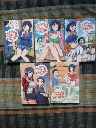 Hitomi-chan is Shy with Strangers - Mangá Inglês (Volumes 1-5)