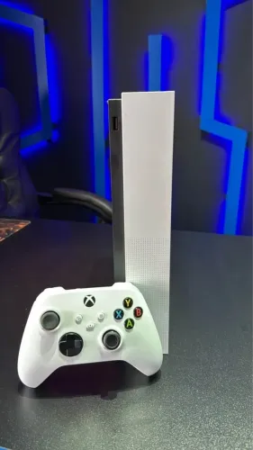Xbox One S All Digital - Seminovo em ótimo estado