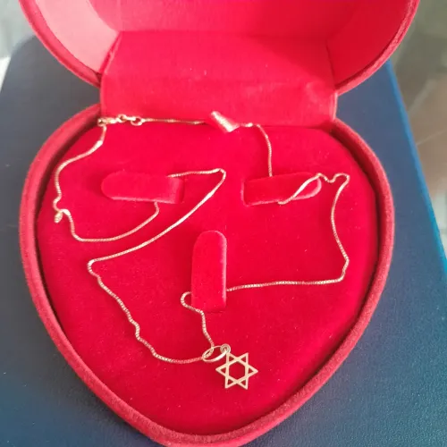 Colar de ouro com estrela de Davi