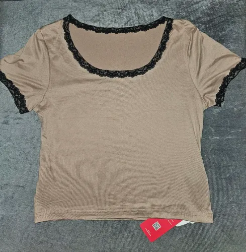 Blusa feminina bege com gola e mangas com renda preta