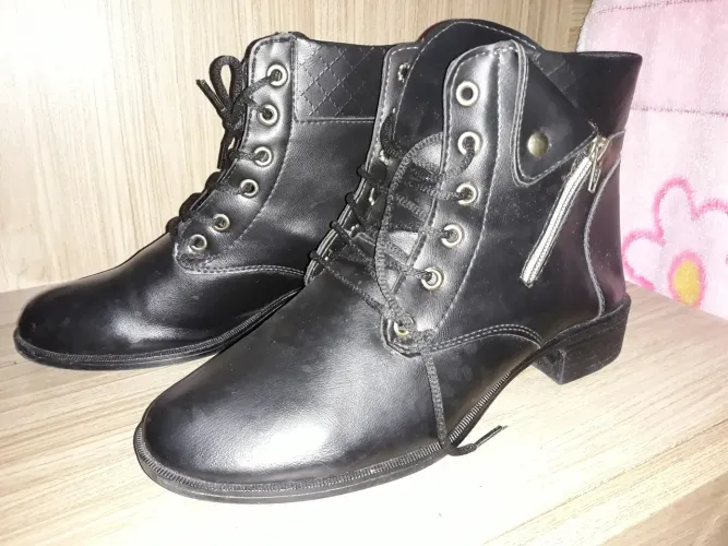 Botas Femininas de Couro Preto