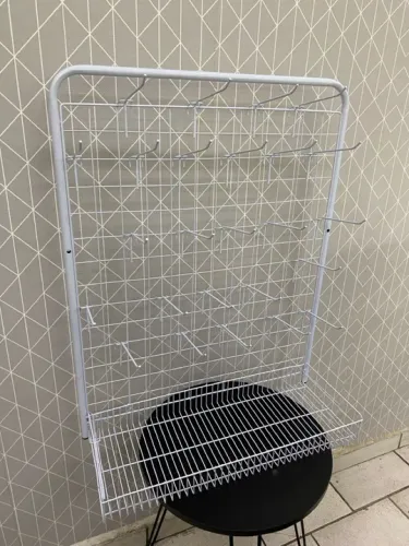 Expositor com cesto e gancheiras 