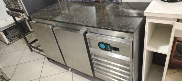 Balcão Refrigerado Frigorífico com base de mármore semi nova !!!