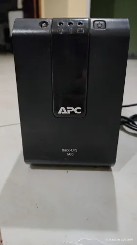 Três Nobreaks APC 600