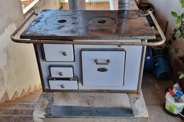 FOGÃO A LENHA POUCO USADO