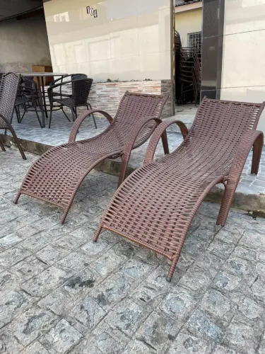 Cadeiras de piscina mais mesinha