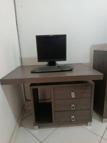 Escrivaninha com entrada pra computador.