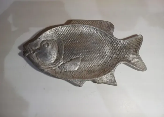 Bandeja de alumínio em formato de peixe 40cm 