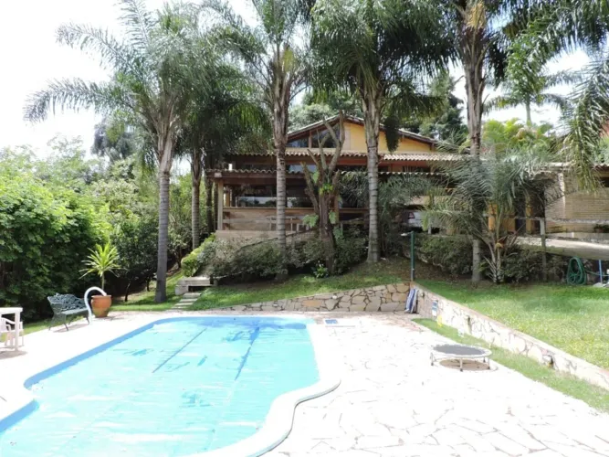 Casa em Rua das Hortênsias - Granja Viana - Carapicuíba/SP
