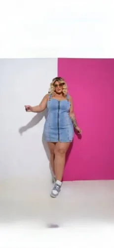 Jardineira jeans azul claro 46 da marca fofinha moda plus