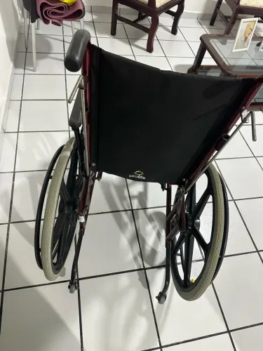 Cadeira de rodas articulada