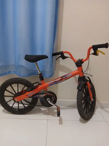 Bicicleta Infantil Nathor Aro 16 Extreme, equipada com freios V-brake e pneus de borracha.