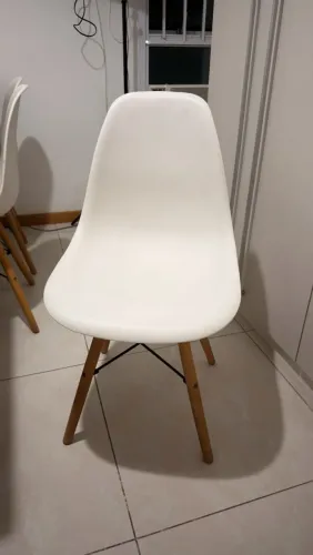 4 Cadeiras Eiffel Charles Eames de Plástico Reciclável Branca com Base de Madeira