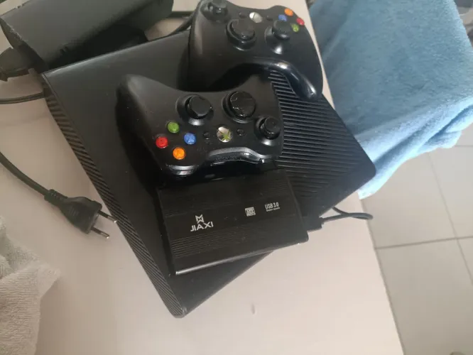 Xbox 360 com vários jogos digitais
