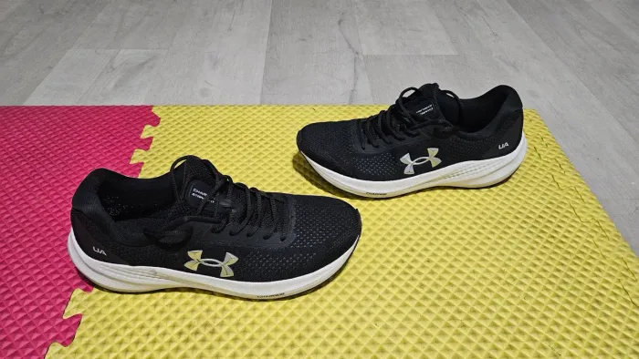 Tênis Under Armour Charged Starlight