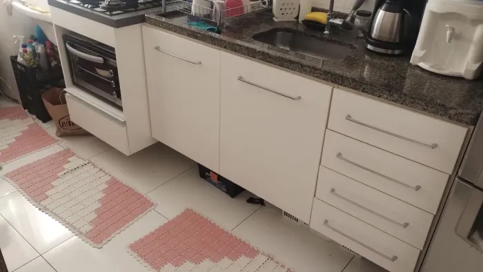 Gabinete branco pia de cozinha