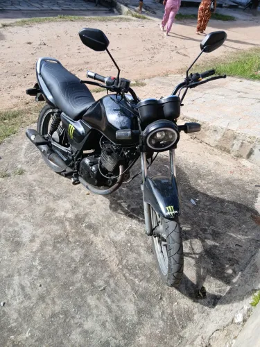 Suzuki yes 125 moto muito boa