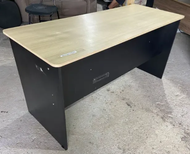 Escrivaninha de mdf, preta e amarela.