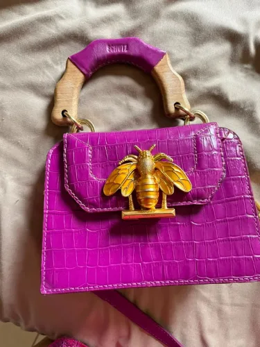 Bolsa Schutz Believe Bag S Croco Verniz Fúcsia/Roxa - edição premium fecho abelha dourado