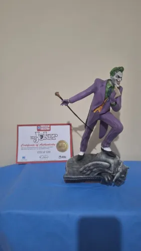 Estatueta Coringa / Joker DC Super Hero Collection